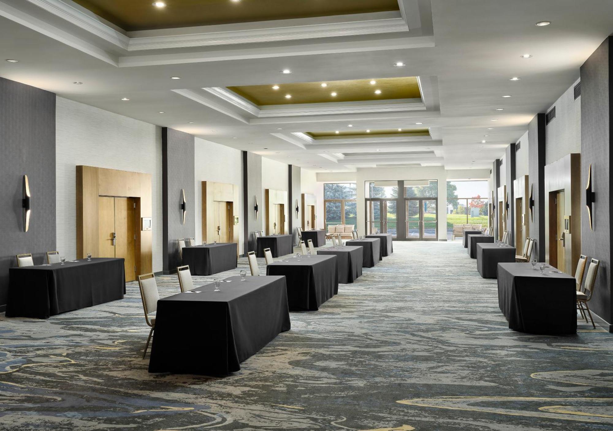 Sheraton Grand Rapids Airport Hotel Cascade Buitenkant foto