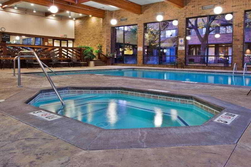 Sheraton Grand Rapids Airport Hotel Cascade Buitenkant foto